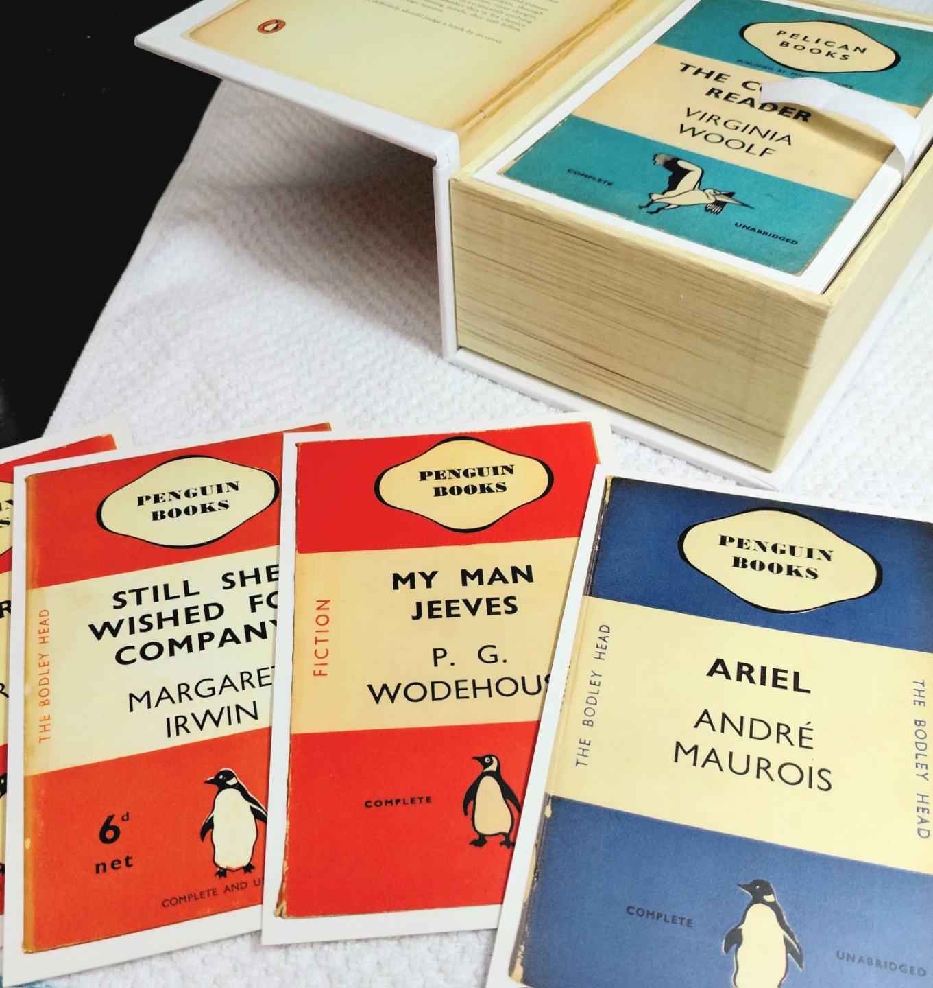 Penguin Books Postcards from Penguin Box Set