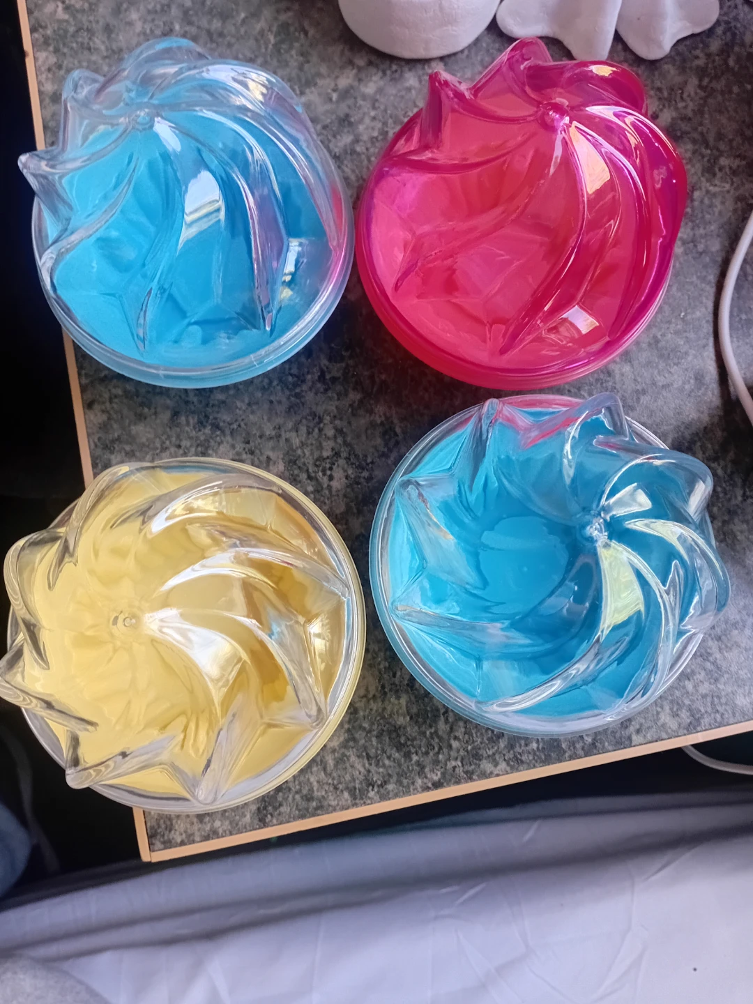 Set of 4 Assorted Colour Cupcake Carriers - photo 2