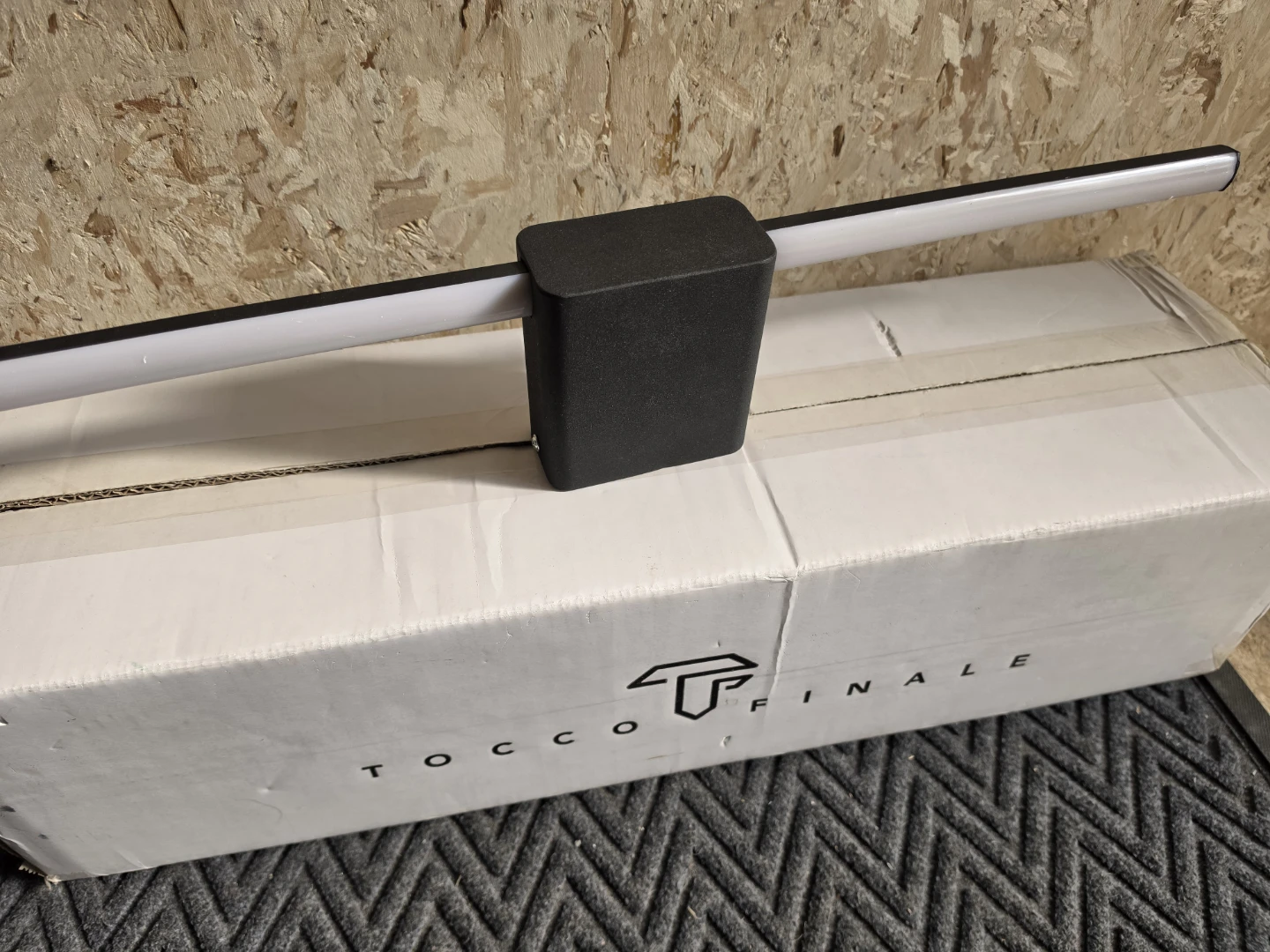 Modern linear LED Wall sconce/Bar light.