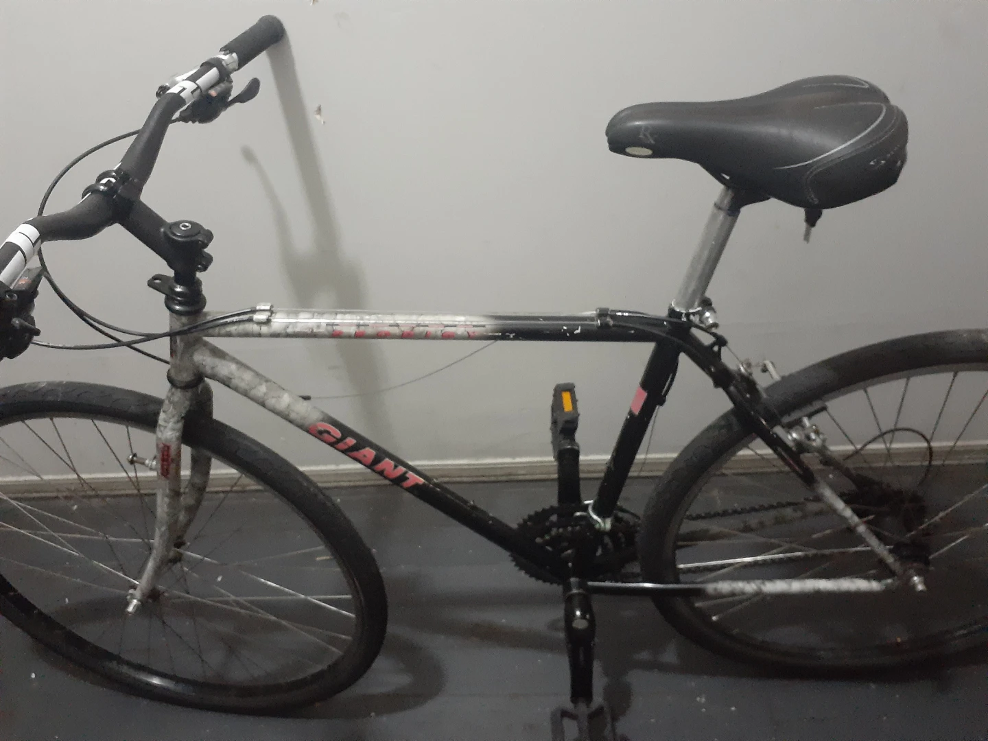 Giant Hybrid Bicycle ( needs brake cable )