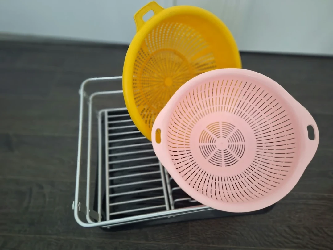 SELLING ALL: Drying rack & Colanders