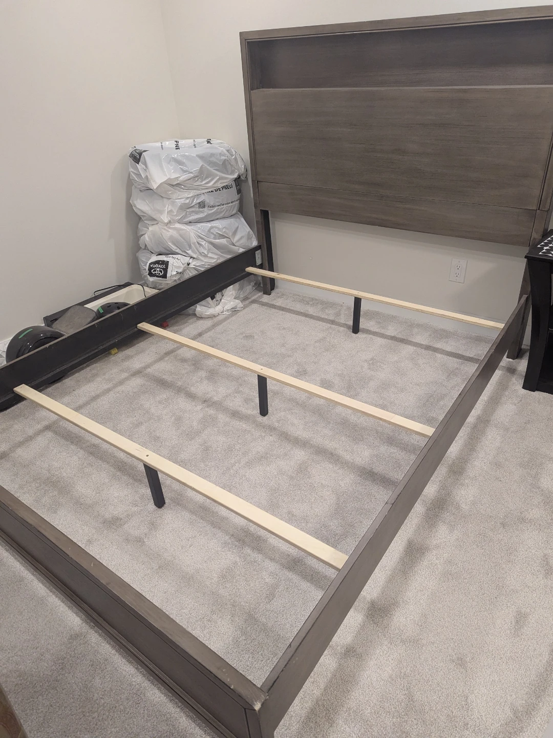 Arnett Panel Bed - Queen bed frame - photo 4