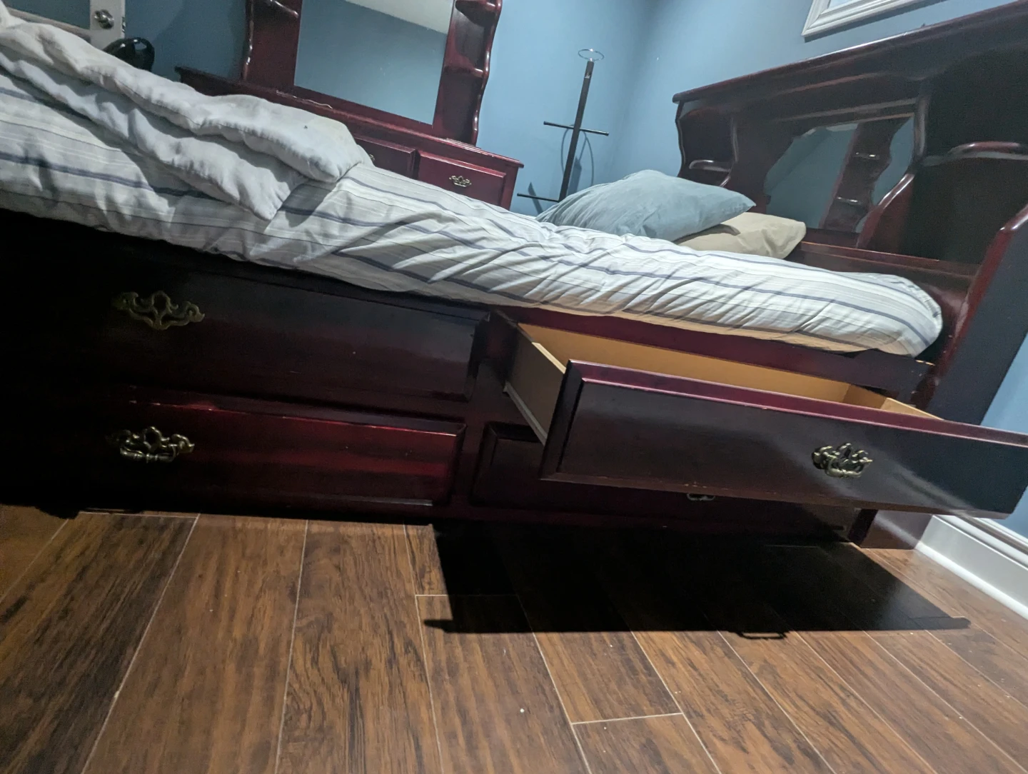 Queen bed with storage in good condition. - photo 4