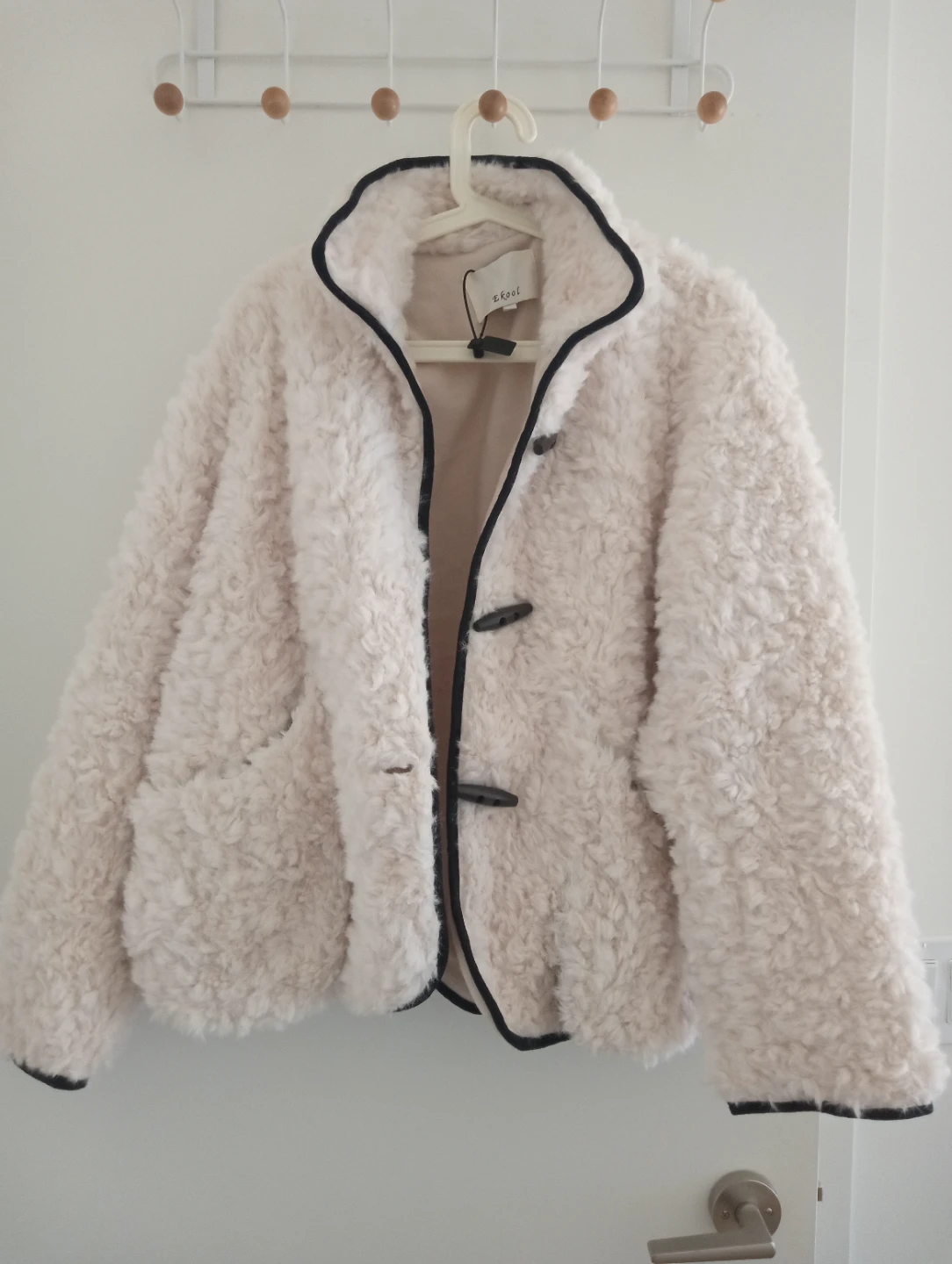 Ekool Cream Faux Shearling Jacket $50. Sz L.