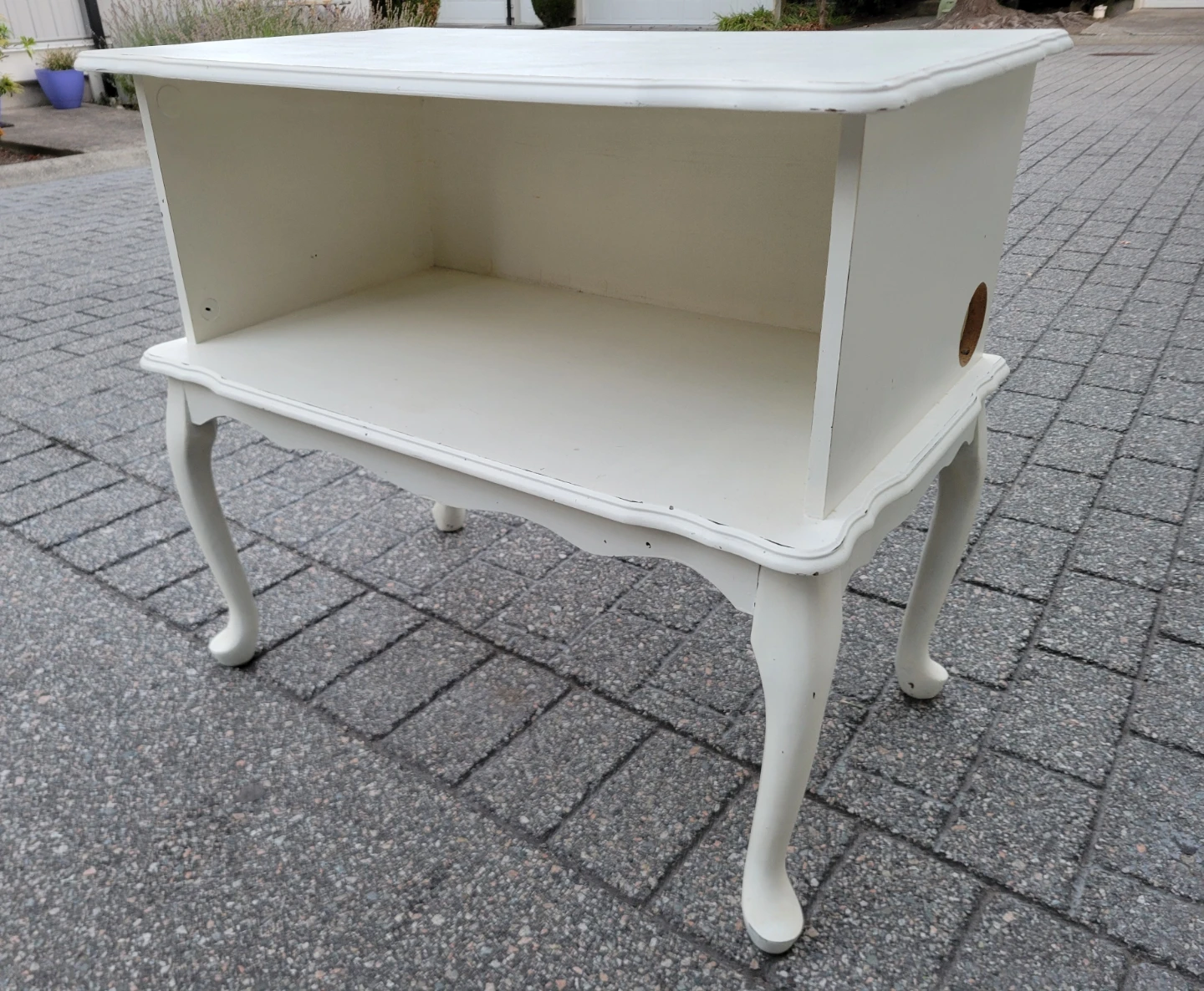 Vintage French Provincial Side Table / Nightstand / Media Stand - photo 2