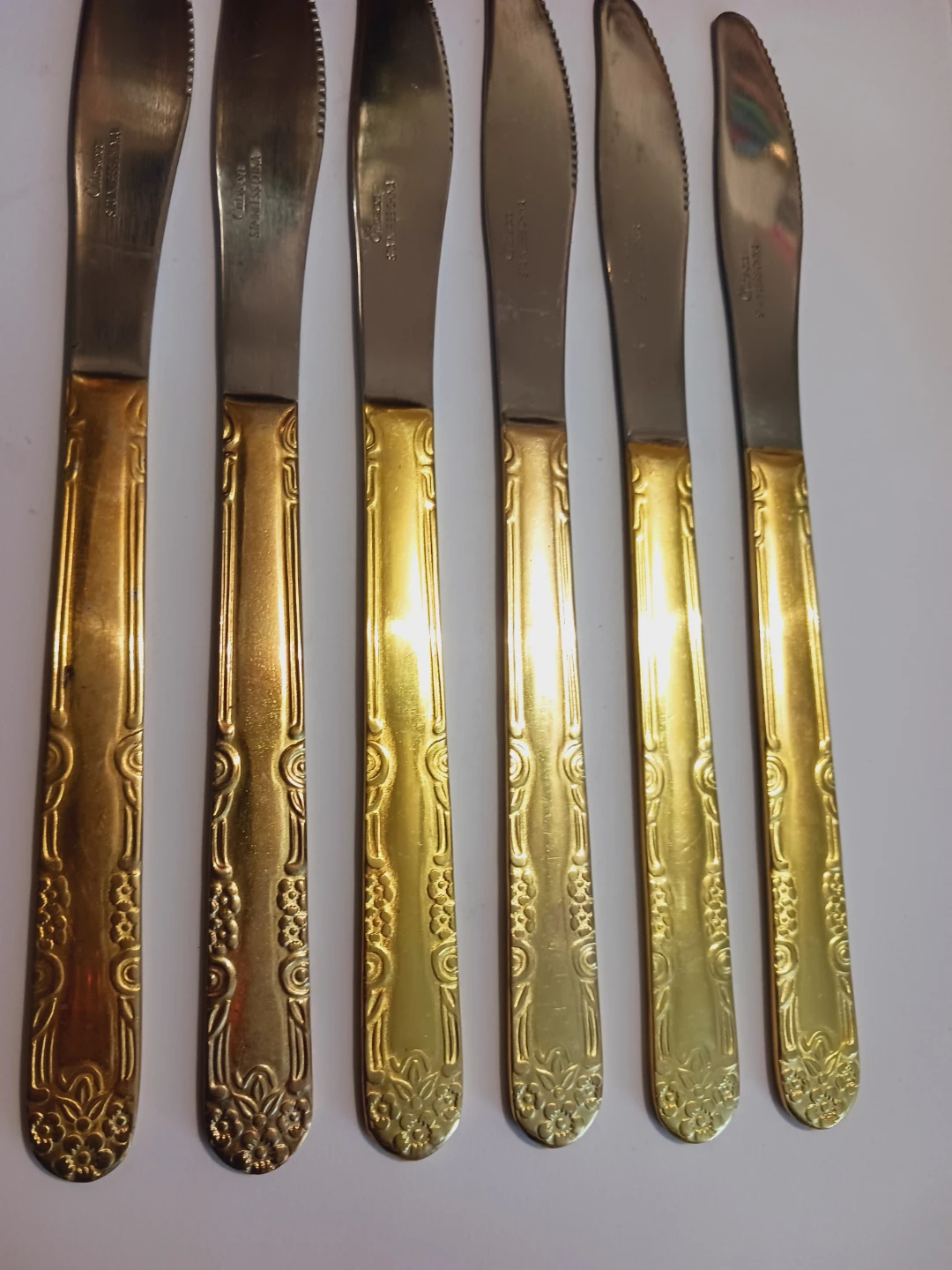 Set of 6  Gold-Tone Dinner Knives. New.