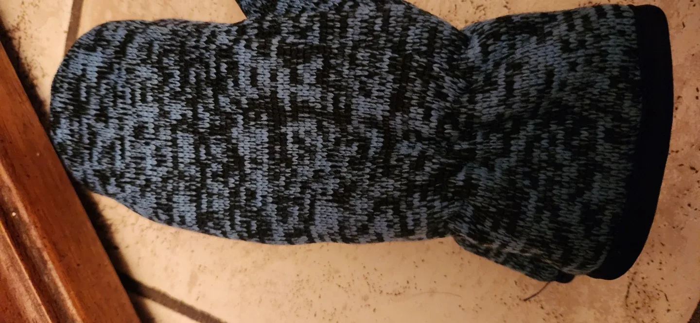 Blue and black knit mittens🏈