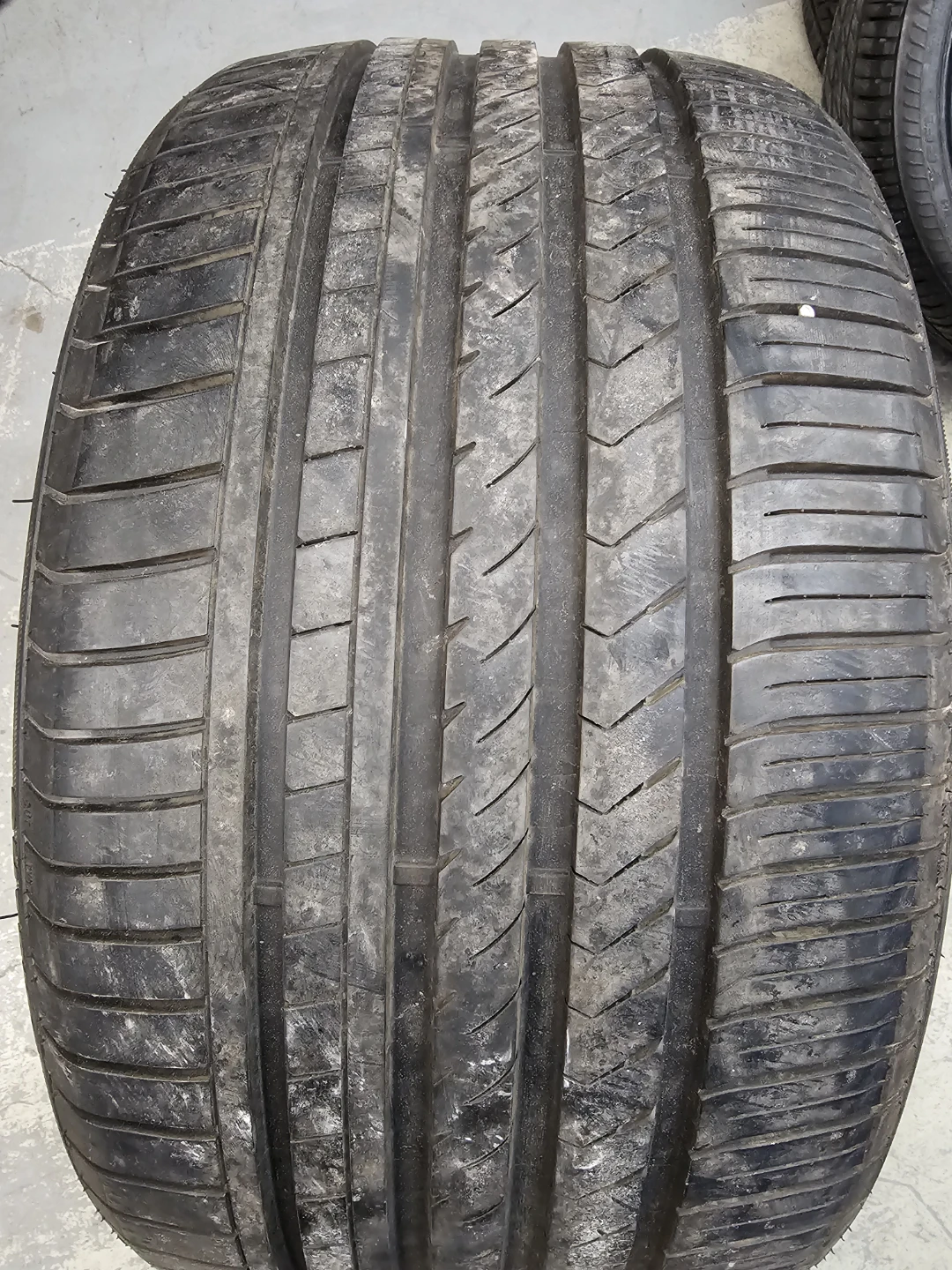 295/35 R20 ALL SEASON TIRE (1 ONLY)