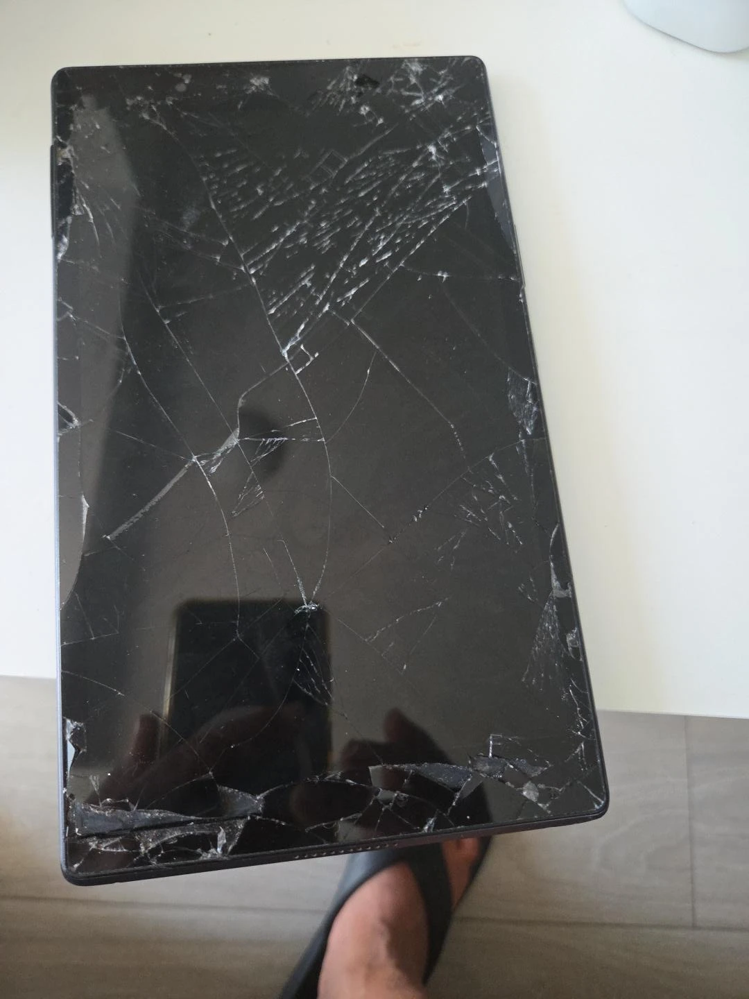 Amazon Fire HD 8 Tablet - Broken Screen - photo 2