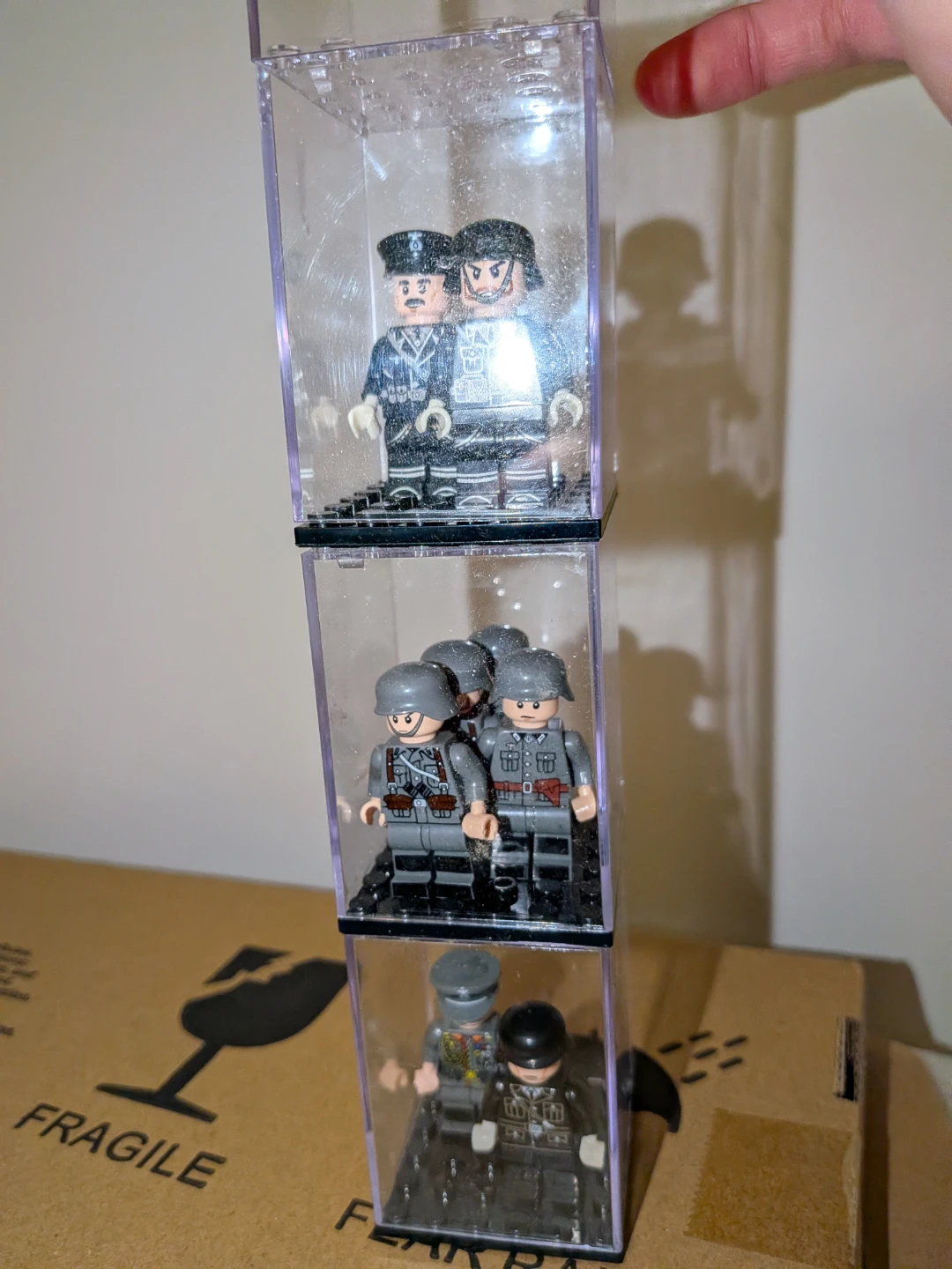 8 soldier Minifigures with  Display Case with Military Figures