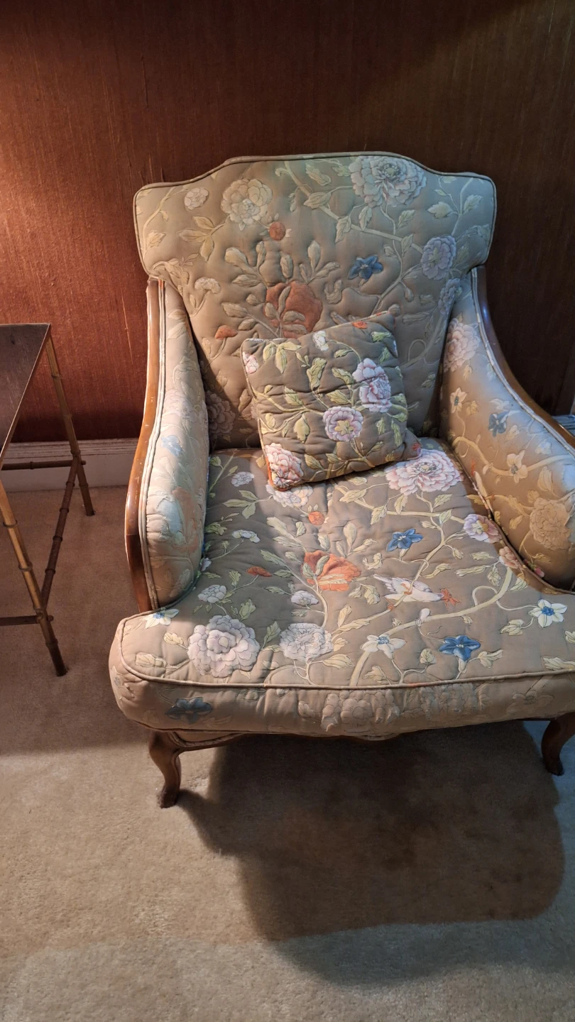 Two Vintage Floral Armchairs - photo 3