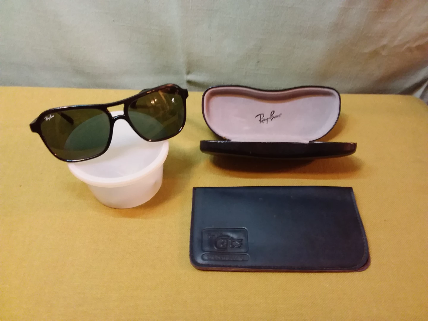 😎 Like 🆕 Ray-Ban Sunglasses 😎 and Cases 😎