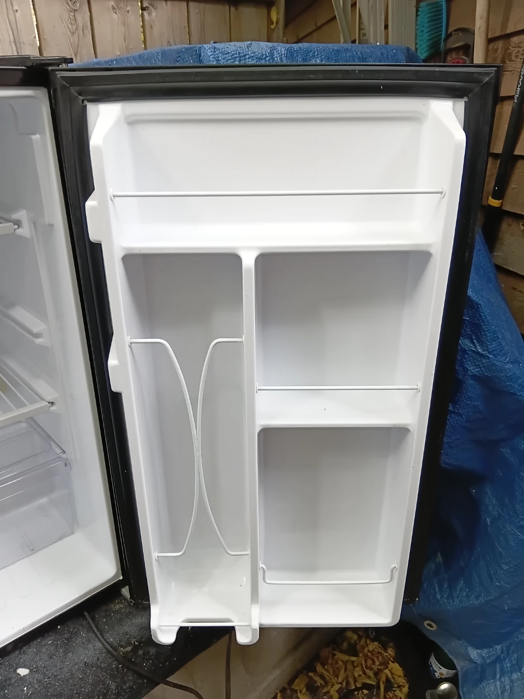 GE Compact Mini Fridge NO WORKING - photo 3