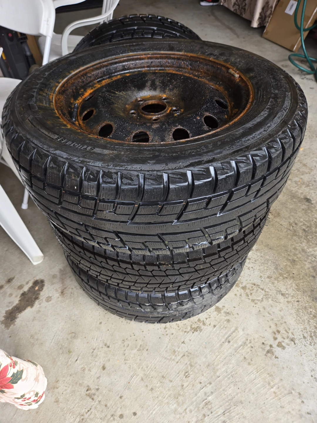 Set of 4 Yokohama Winter Tires with Rims 235 65R 17