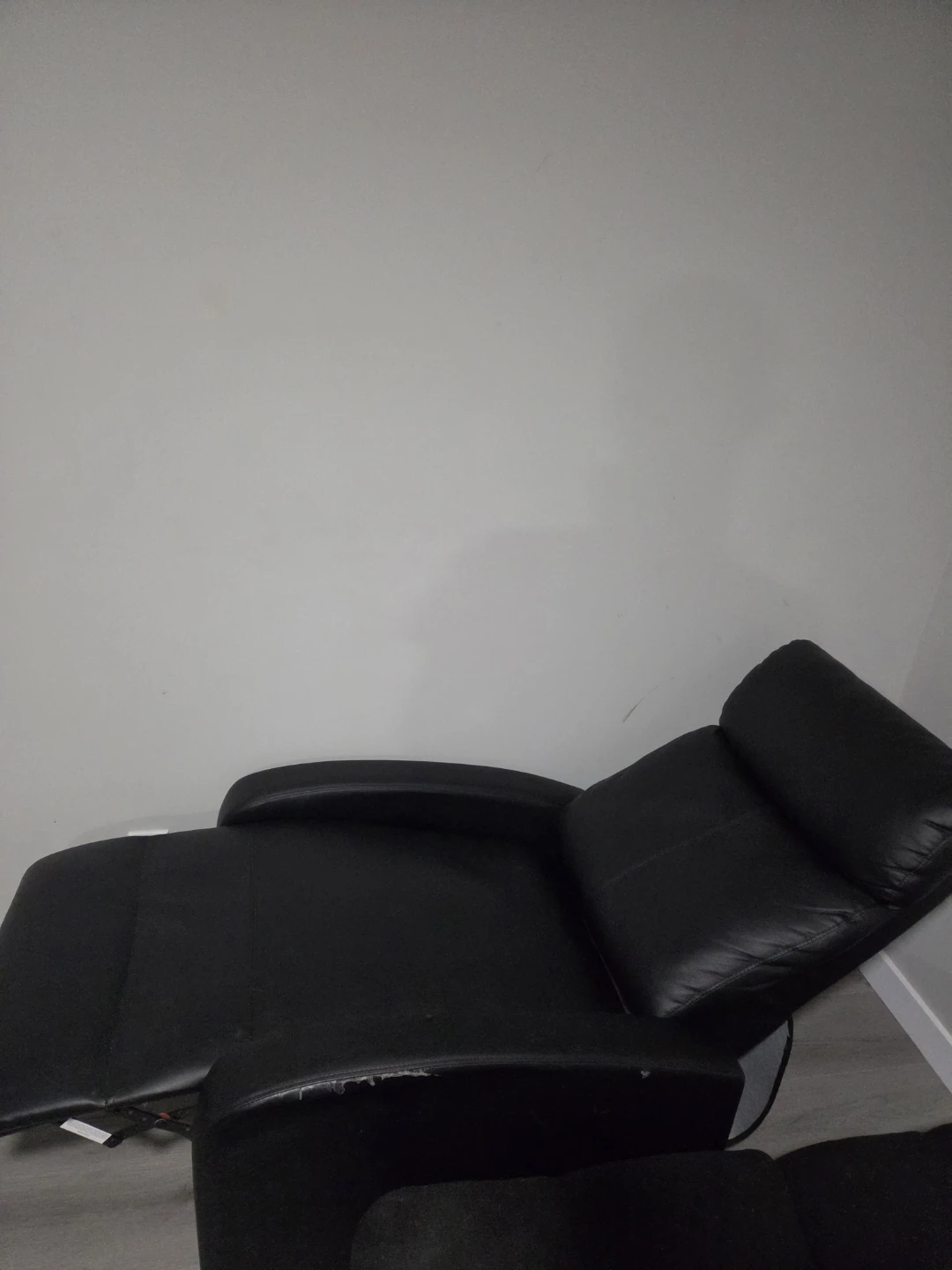 Black leather recliner - photo 2