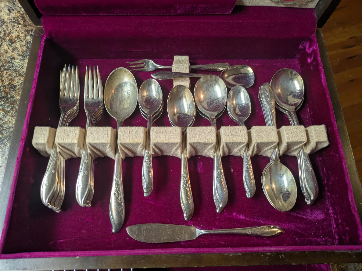 1847 Rogers Bros. Silverware Set in Storage Case - photo 2