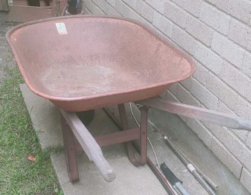 Red metal garden wheelbarrow - photo 2