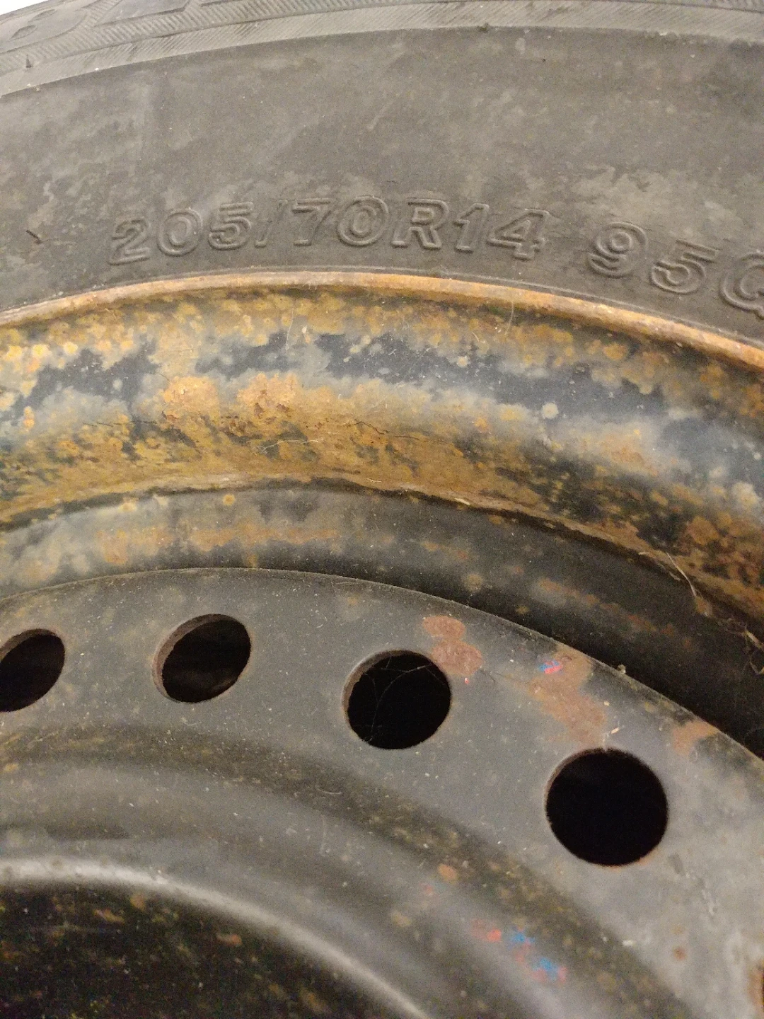 Bridgestone 205/70R14 Tires and rims - photo 2