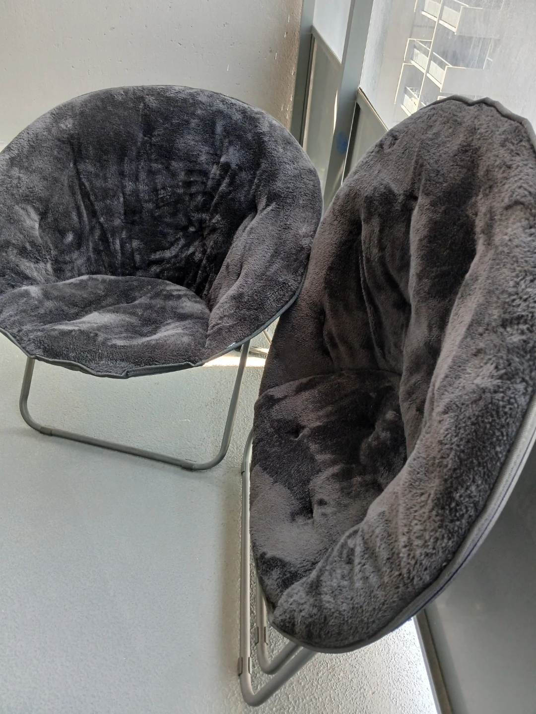 Twin metal bedframe, desk, moonchairs - photo 2