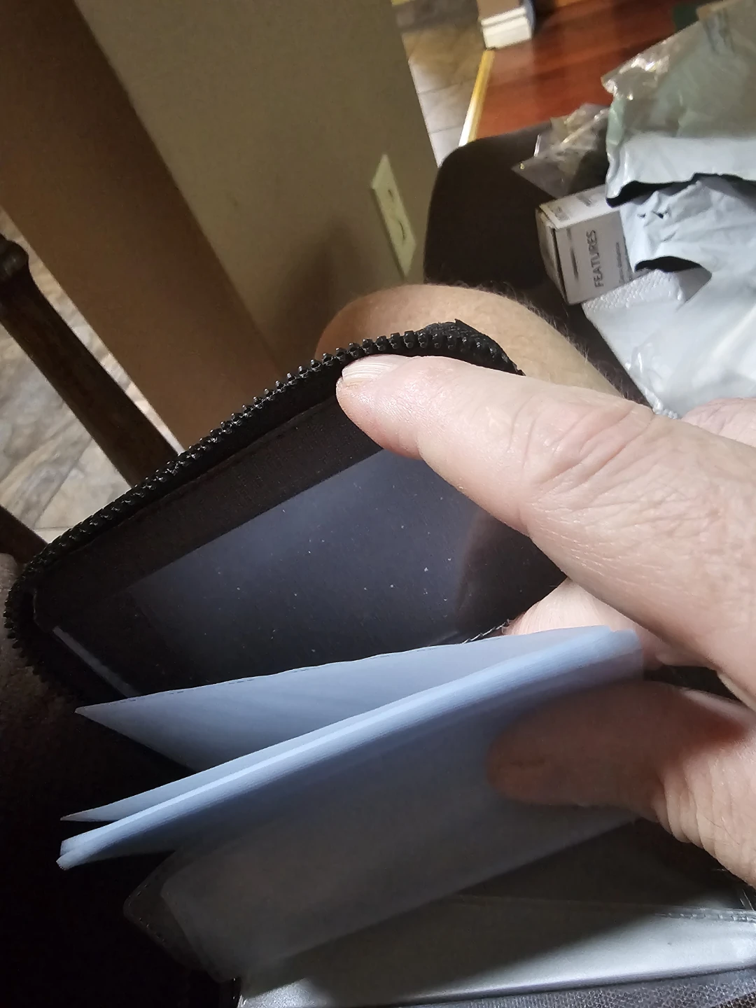 Leather zippered wallet - photo 4