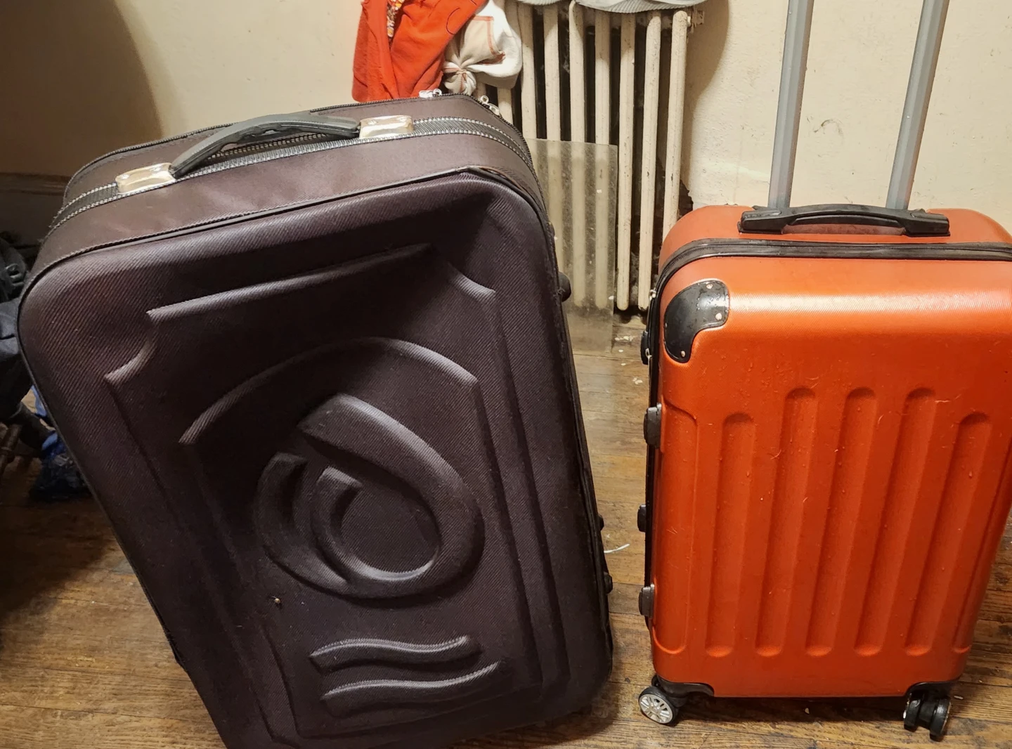 Set of two travel suitcases