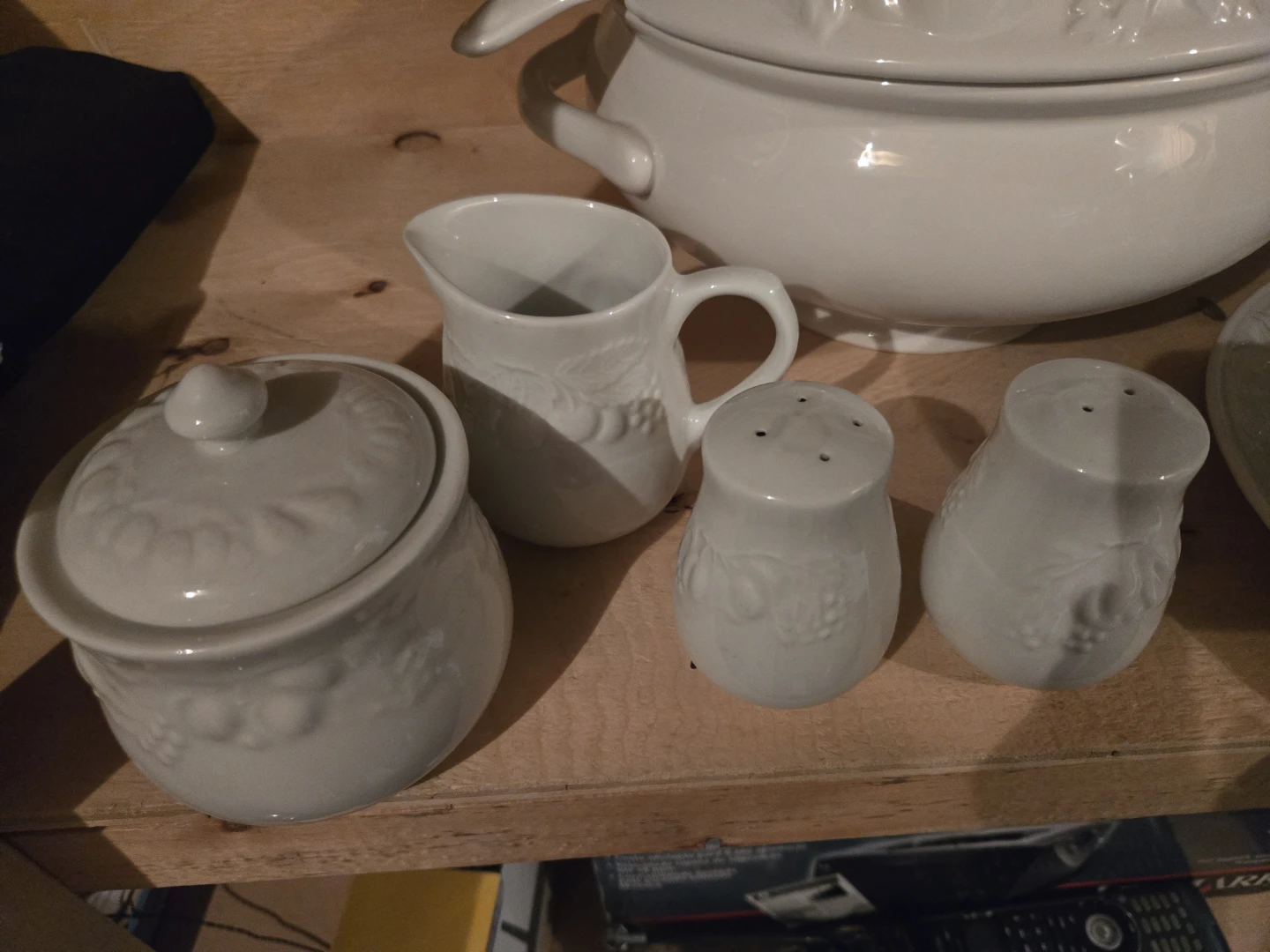 White Embossed Ceramic Serving Set - photo 3