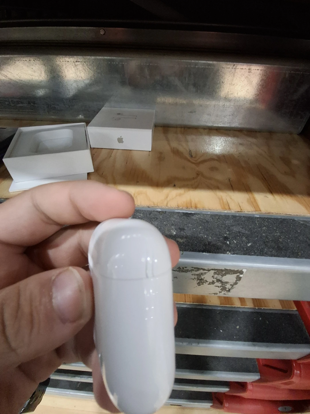 Broken Case Airpods Gen 2 - photo 3