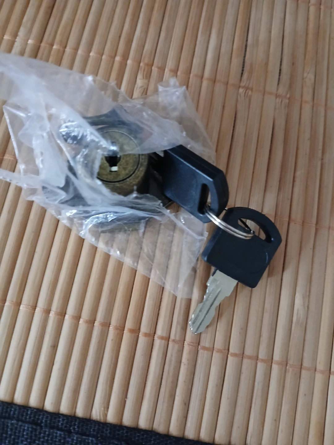 Cylinder lock with two keys🏈