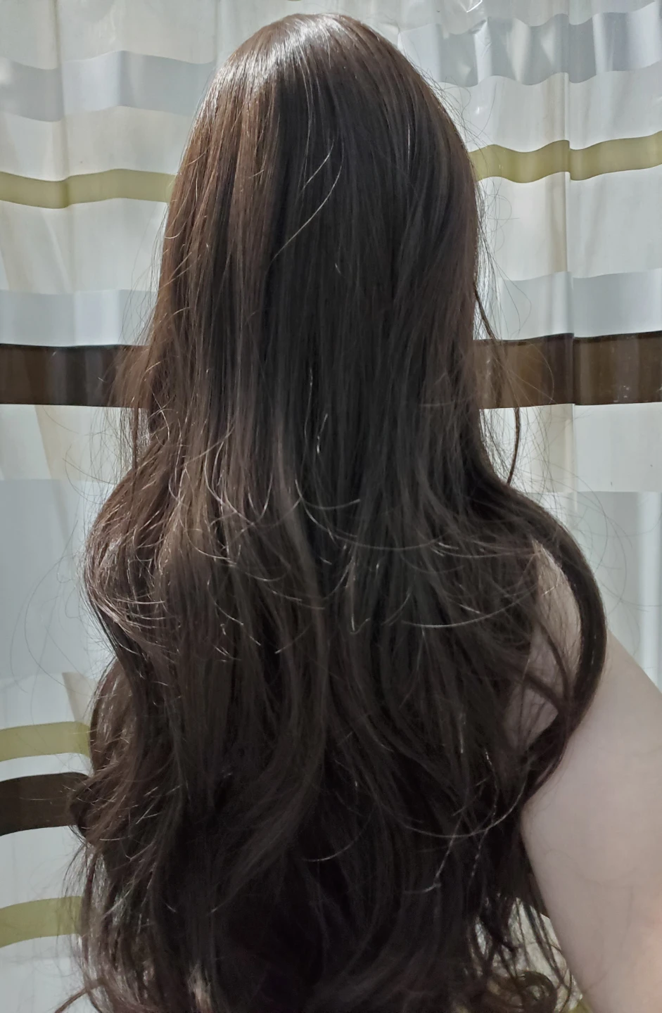 Medium-dark brown synthetic long wavy wig - photo 2