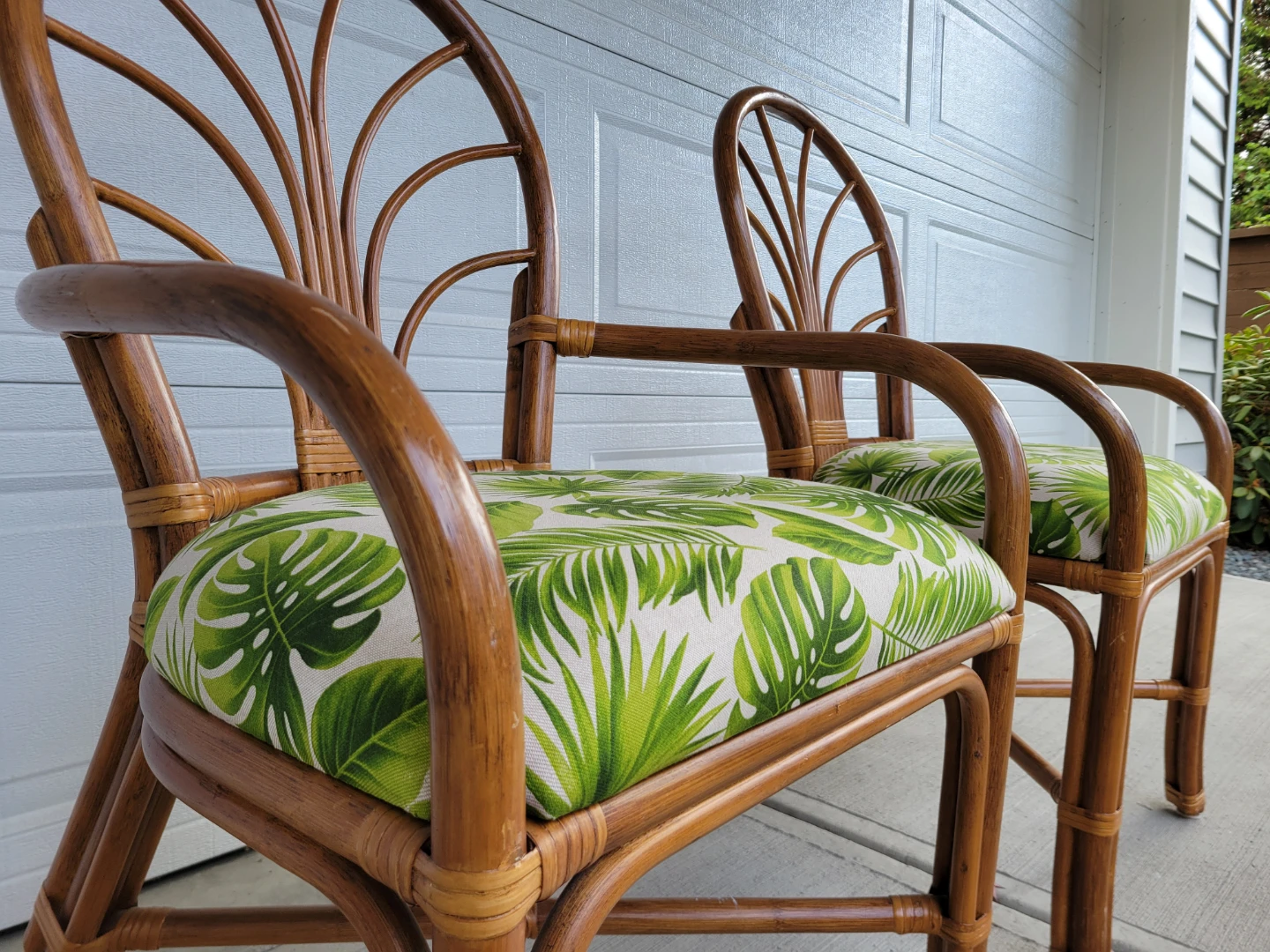 Vintage Rattan Fan-Back Armchairs with Tropical Palm Print Seats - photo 3