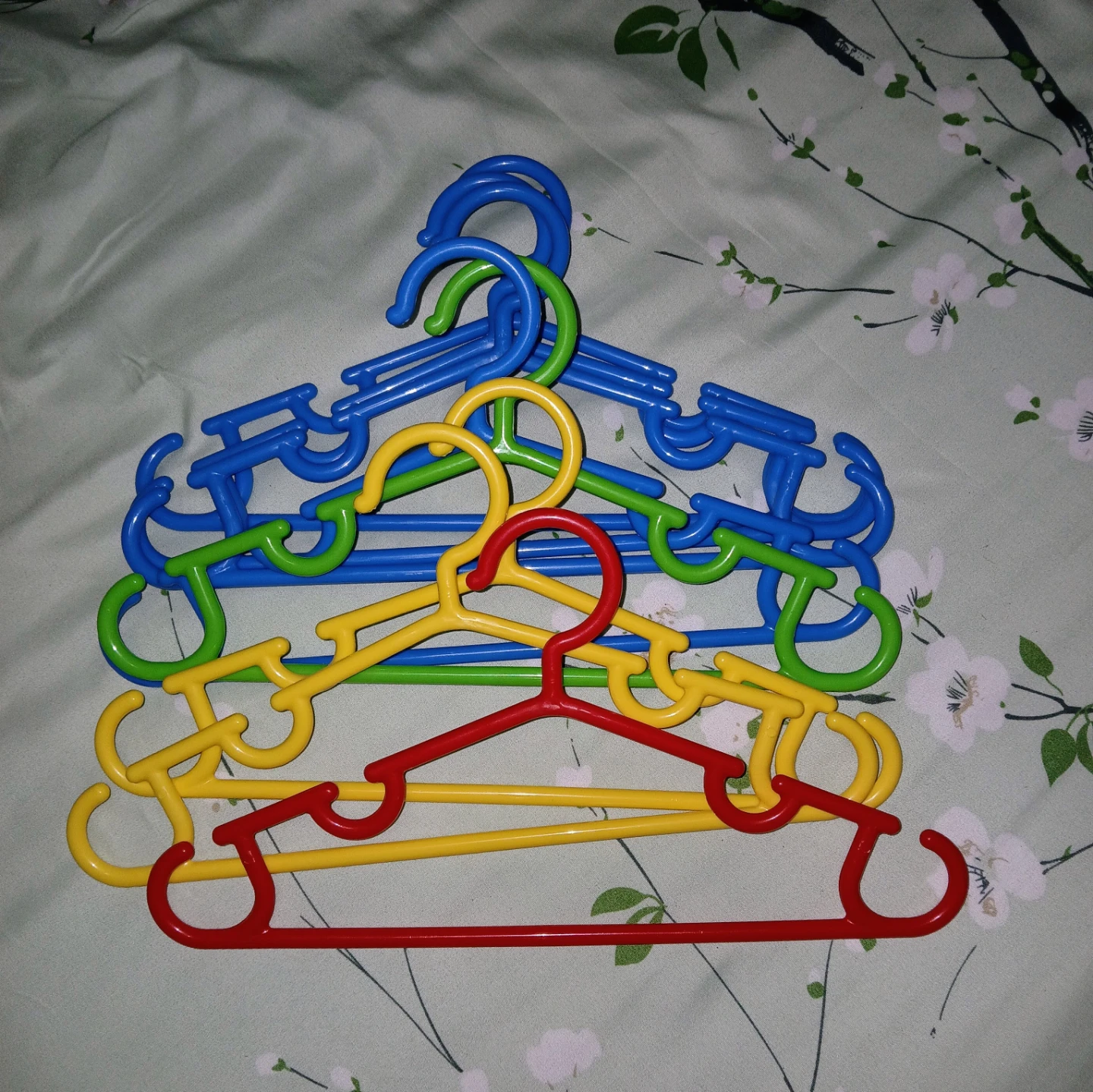 Set of 5 Colorful Plastic Clothing Hangers 🏈