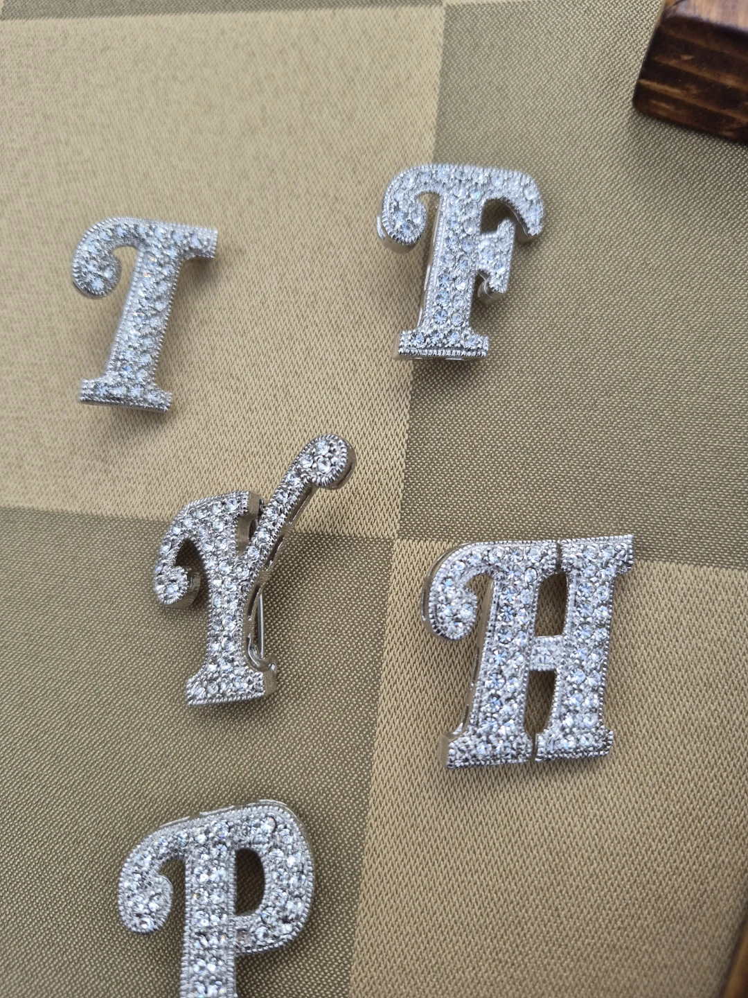 Beautiful 1 1/2" Letter Fashion Brooches - photo 3