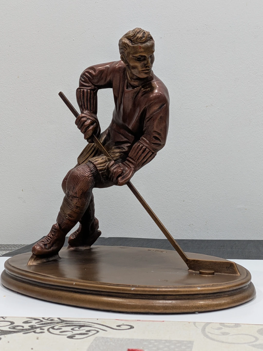 VINTAGE HOCKEY PLAYER AUSTIN SCULPTURE ARTIST SIGNED
