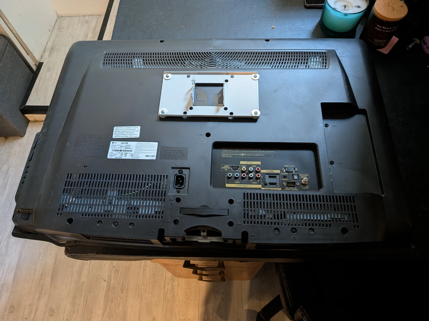 LG 32LH30 32-inch LCD Television with mount - photo 2