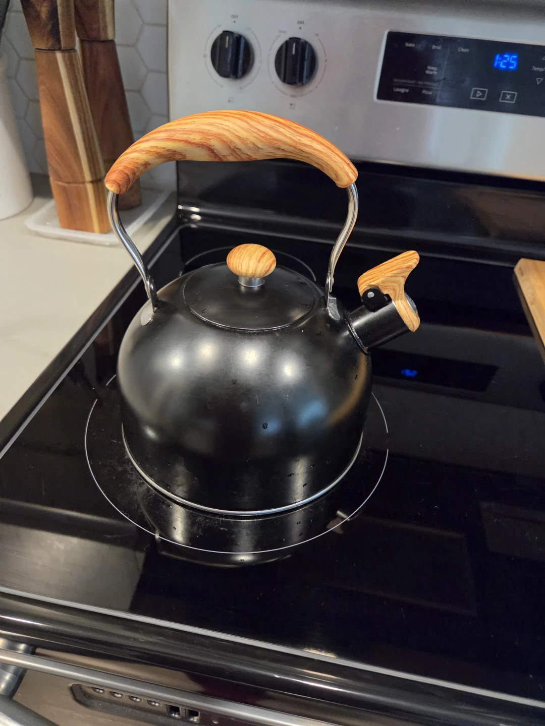 Black 2.5L Whistling Stovetop Kettle - photo 2