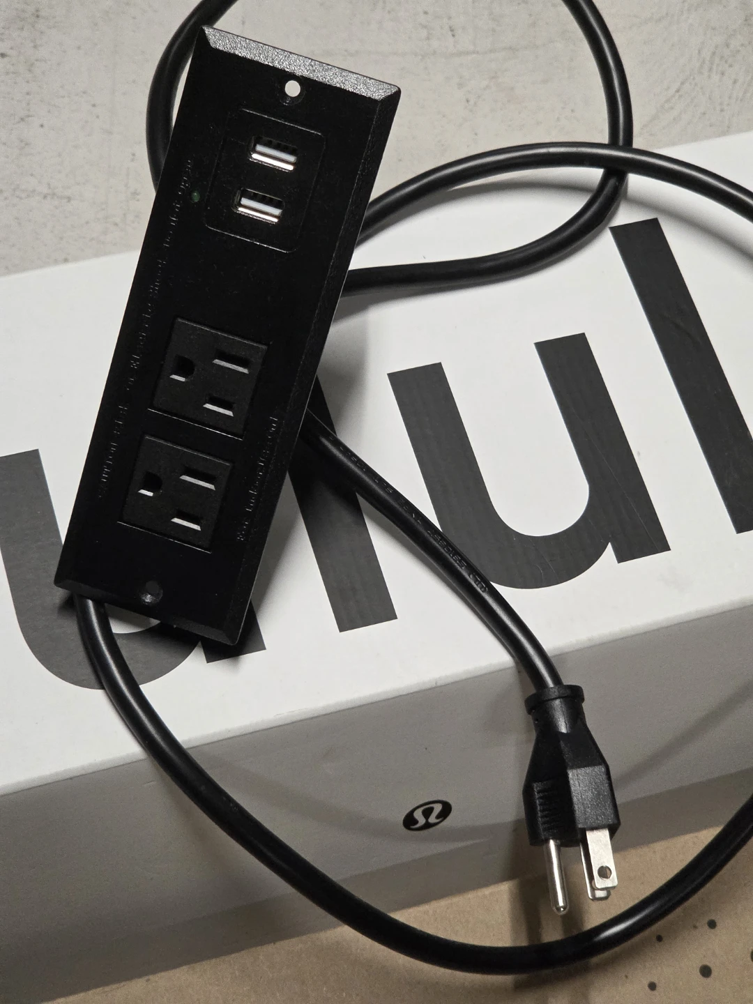 BAYU FPDU Power Strip with 2 USB Ports and 2 Outlets - photo 3