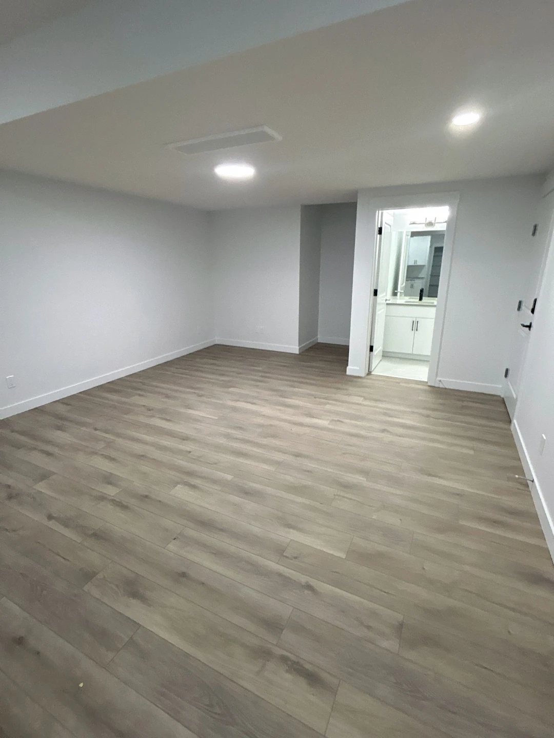 2 Bedrooms 1 bath Basement Suite - photo 4