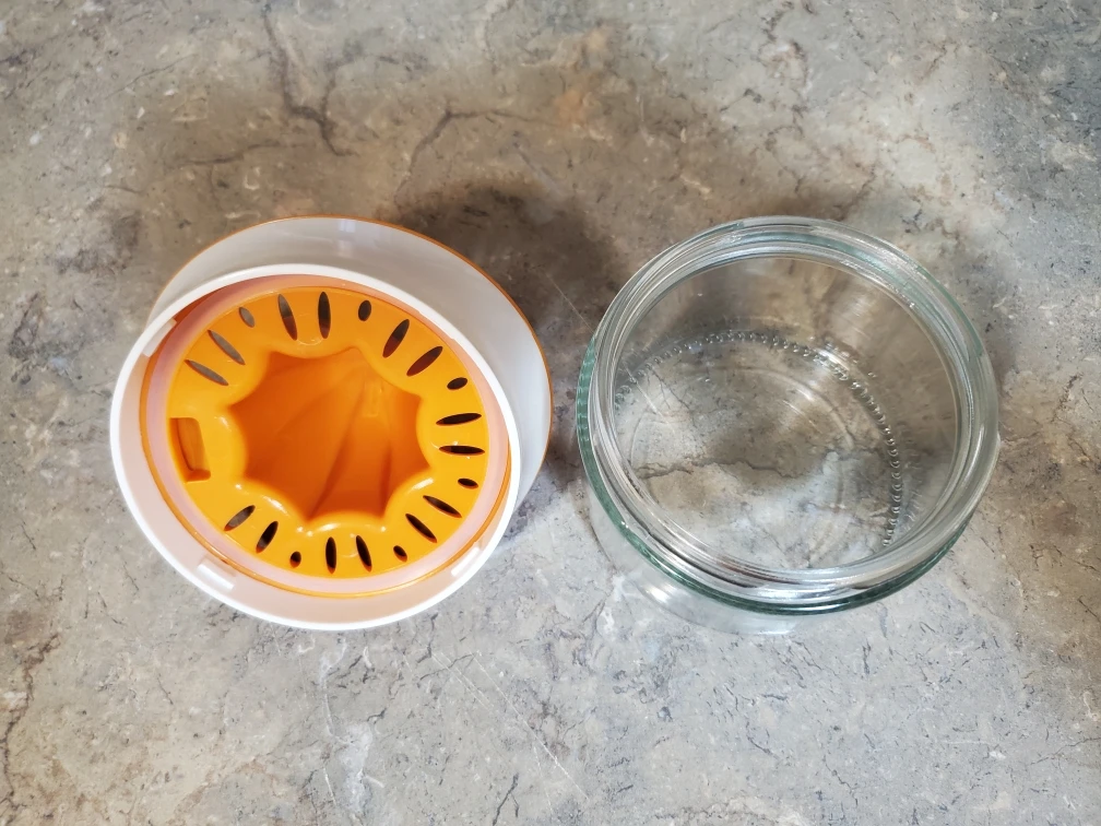 Squeeze and Pour Citrus Juicer - photo 3