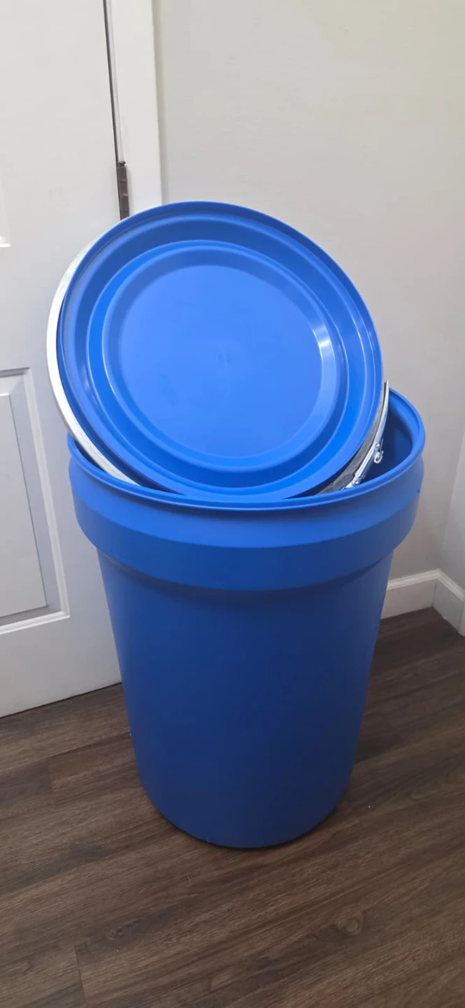 30 Gallons plastic drums stackable used like New - photo 3