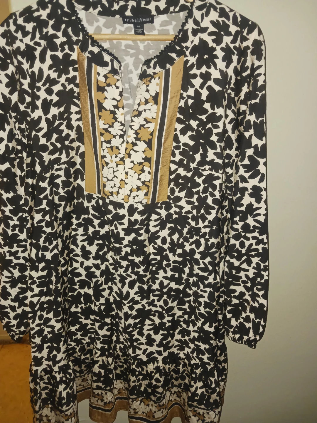 🏈 Tribal Femme Black and White Floral Tunic