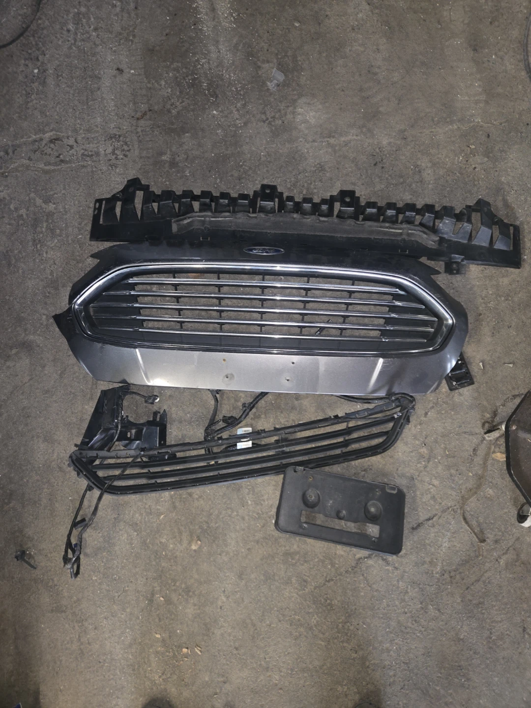 ford fusion grille and emblem