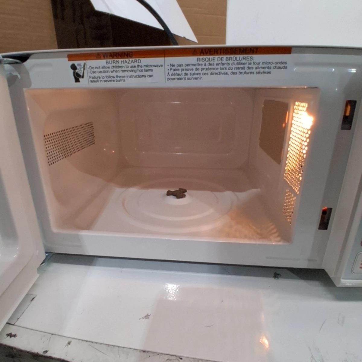NEW- Mainstays Microwave 700W - photo 5
