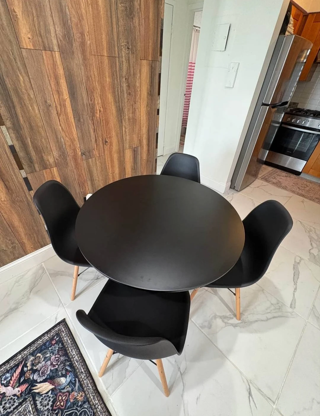 Almost brand new Set of 4 dining chairs with table
