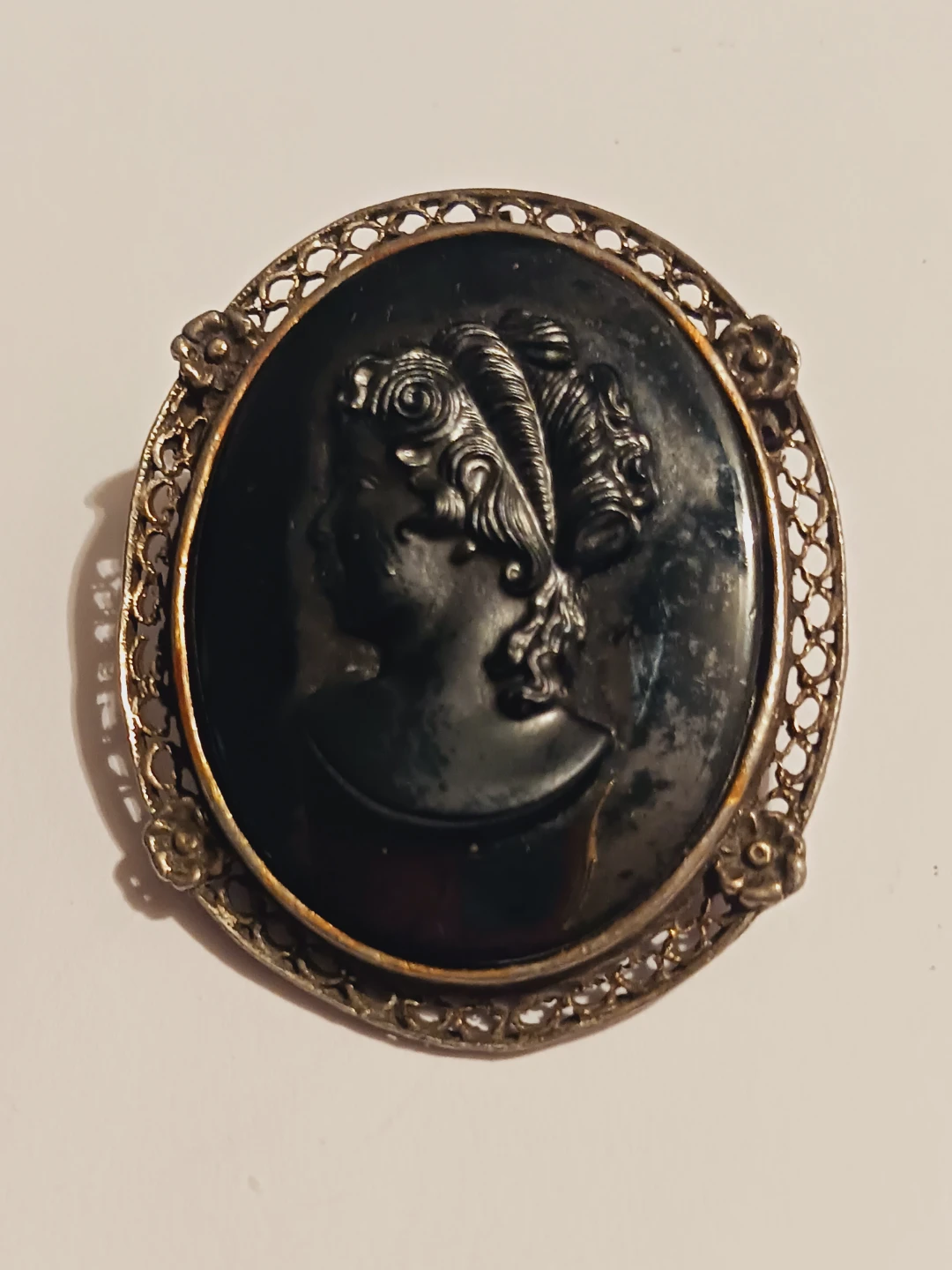 Gorgeous Vintage Black Cameo Silver Filigree Brooch