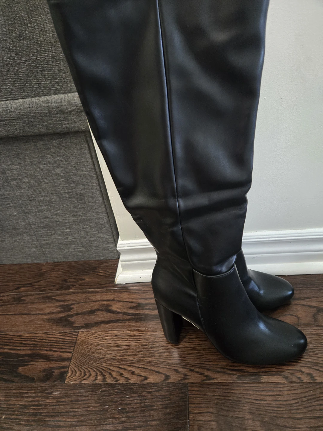 Le Chateau Black Knee-High Boots - Size 8.5