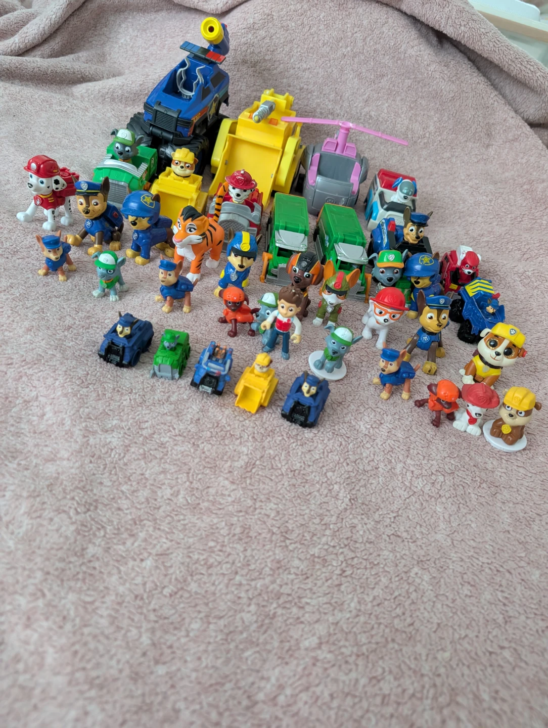 Large Paw Patrol Figure and Vehicle Collection - photo 2
