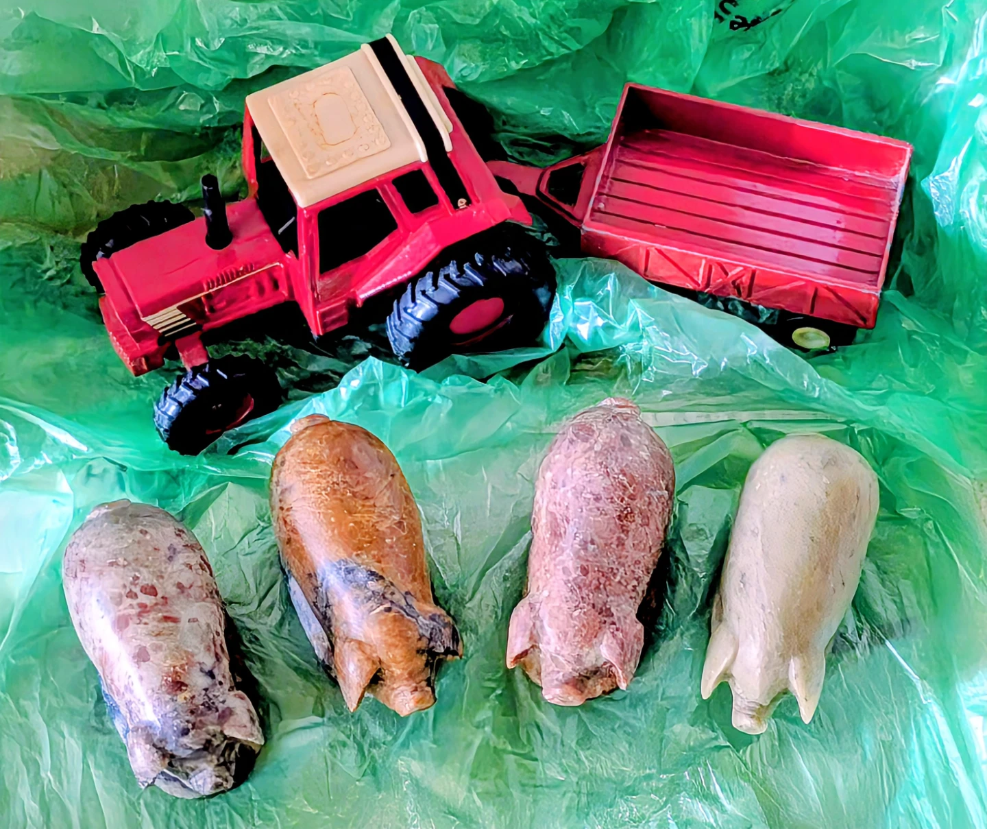 Herd of 4 Small Stone Pig Figurines - photo 2