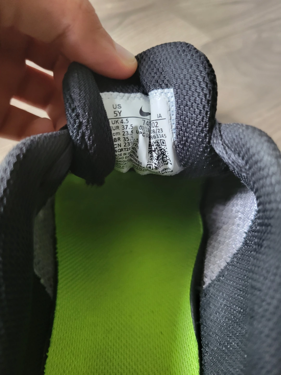 Nike Air sneakers, size 5Y - photo 3