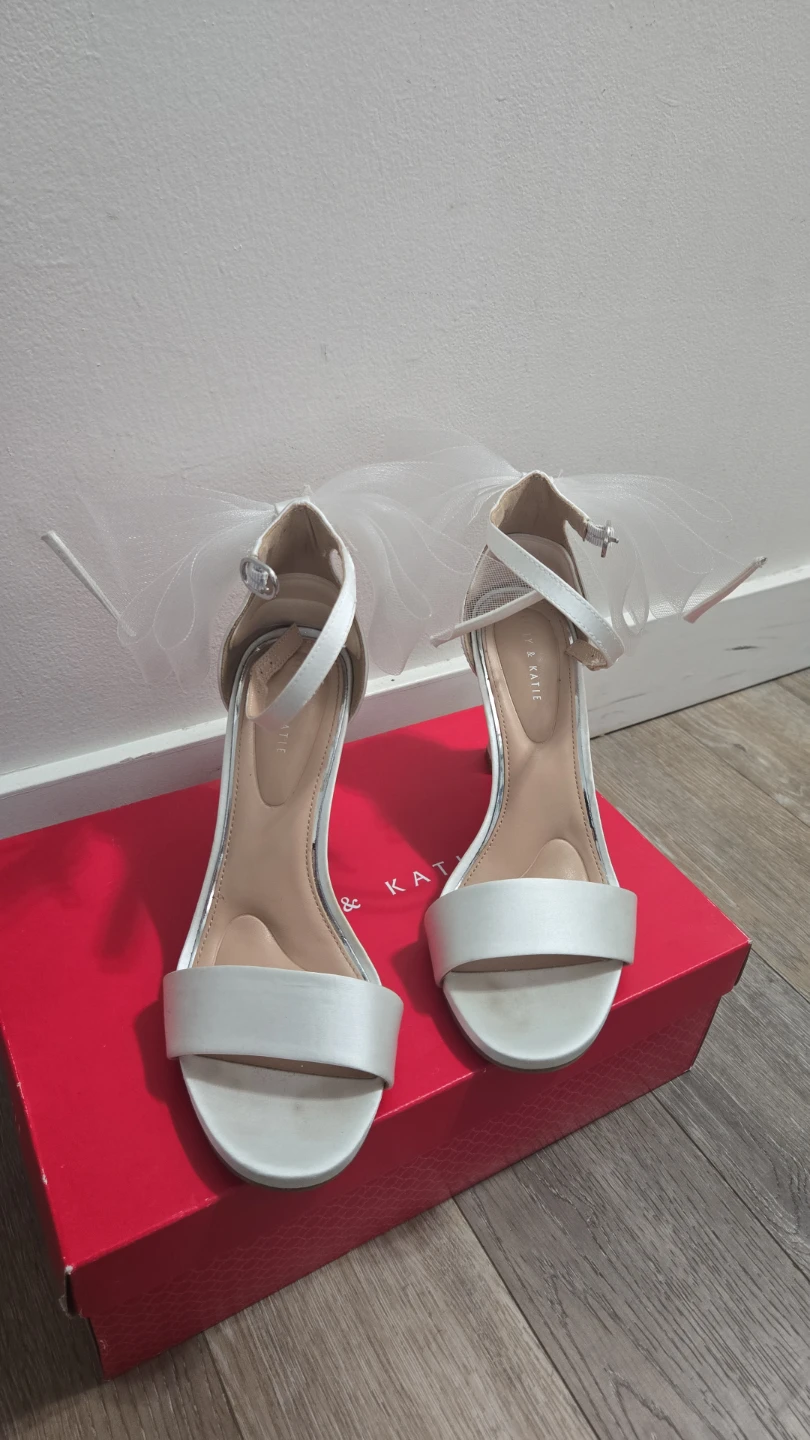 White satin heels with bows - photo 3