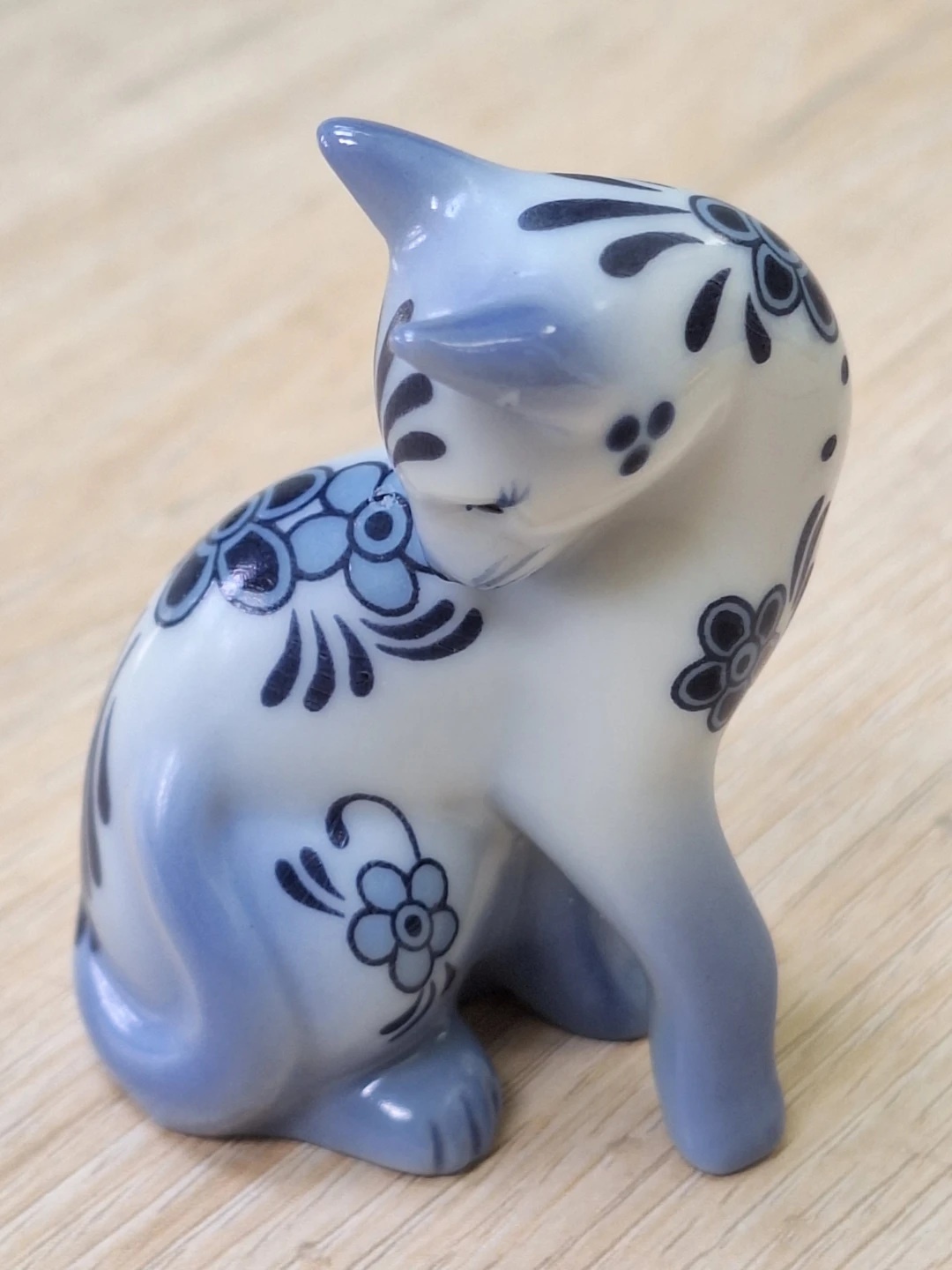 1986 Franklin Mint Delft-Style Cat Figurine Blue Floral